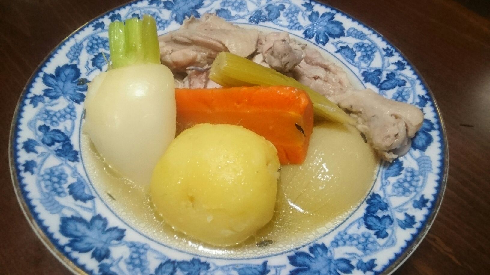 骨付き鶏もも肉のポトフ